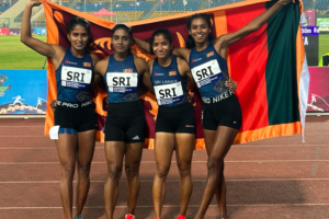 අපේ ක්රීඩා තරු ලක්මවගේ ගෙල රන් මාල 16 කින් ඉන්දියාවේ සිට සැරහූ වගයි